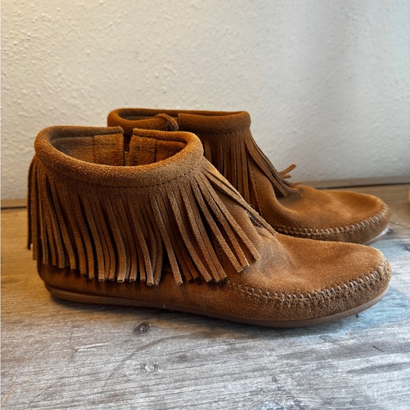 Minnetonka Shoes - Fringe Suede Ankle Moccasin Boots - Brown Minnetonka Suede Womens size 8.5